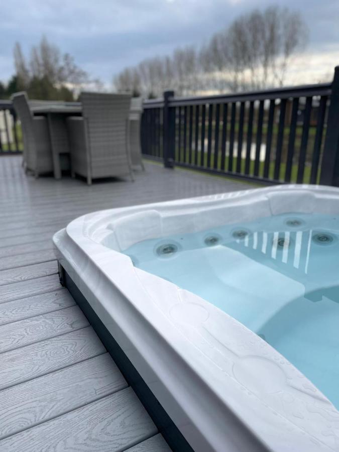 Black Moorhen Lodge With Hot Tub يورك المظهر الخارجي الصورة