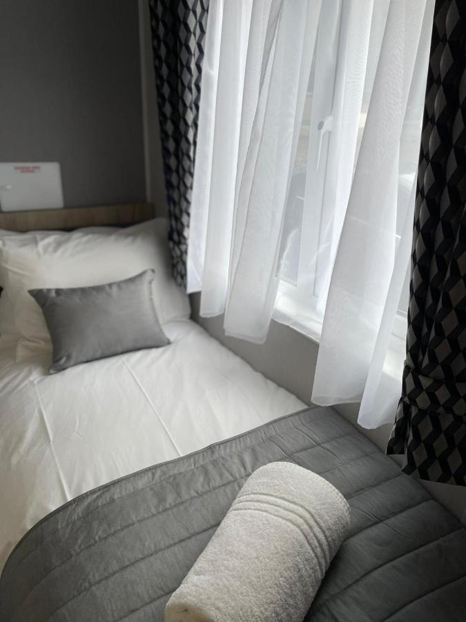 Black Moorhen Lodge With Hot Tub يورك المظهر الخارجي الصورة