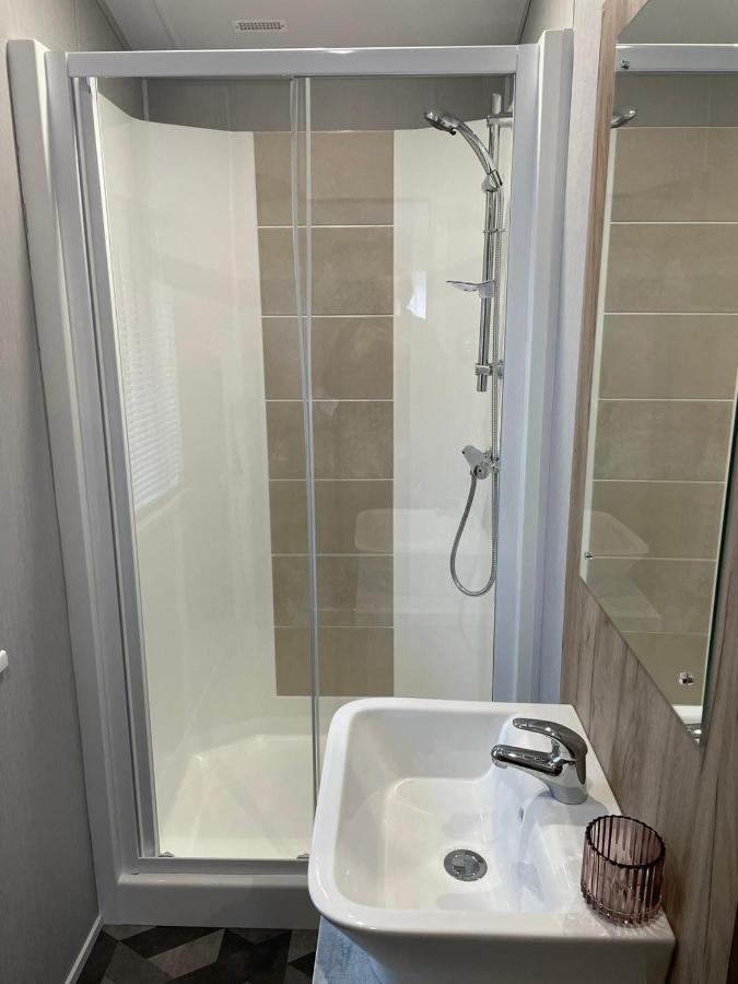 Black Moorhen Lodge With Hot Tub يورك المظهر الخارجي الصورة